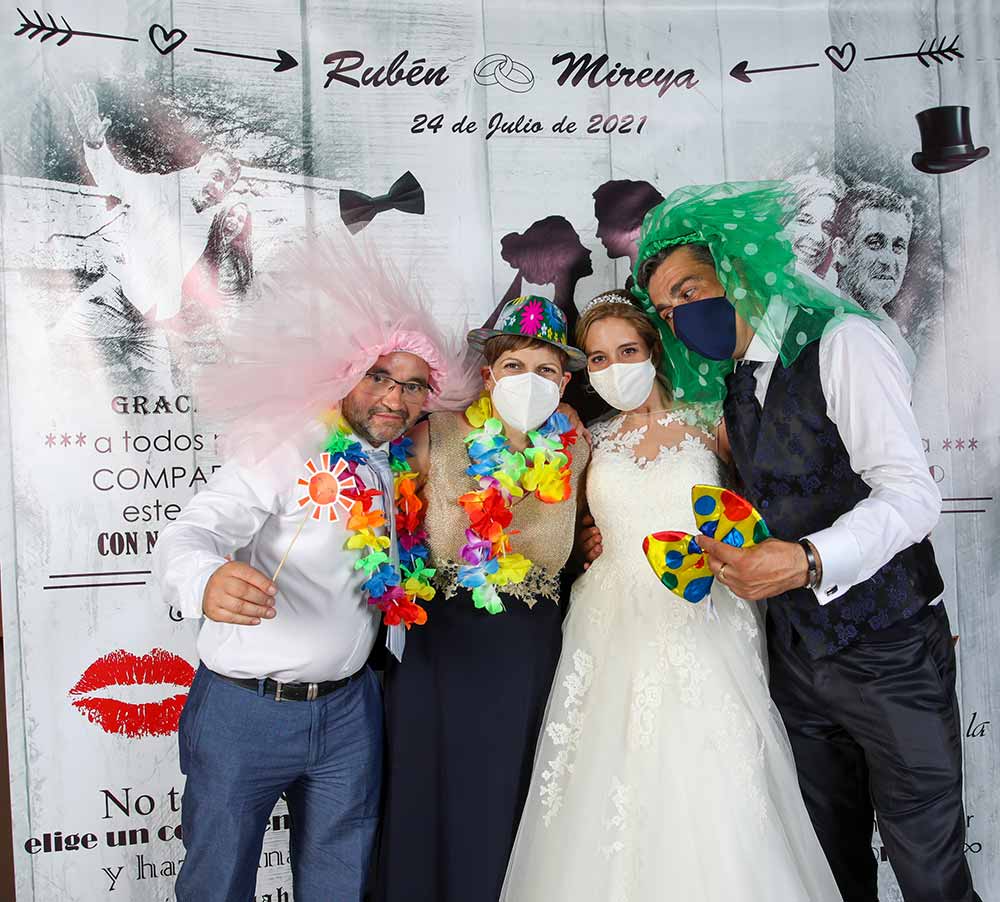 Servicio de fotomatón y photocall en Soria, bodas divertidas