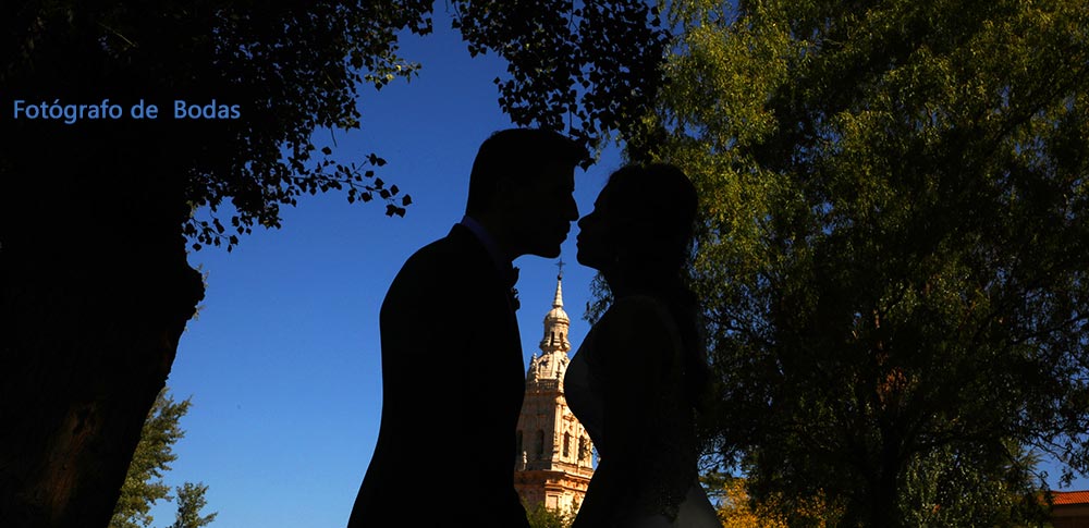 Fotografo de boda en Soria, foto en El Burgo de Osma silueta con catedral de la Asuncion al Fondo