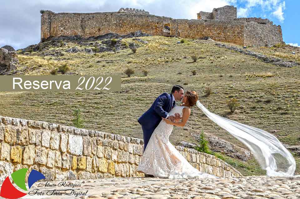 fotografia de boda de novios con castillo de Osma al fondo, en El Burgo de Osma