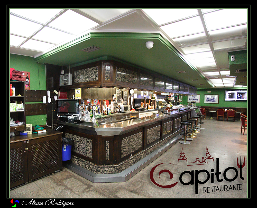Vista de barra de bar restaurante Capitol en El Burgo de Osma Soria, con logotipo de la empresa
