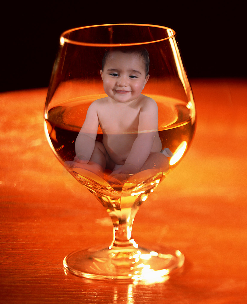 Retoque fotografico, trucaje niño en copa de vino