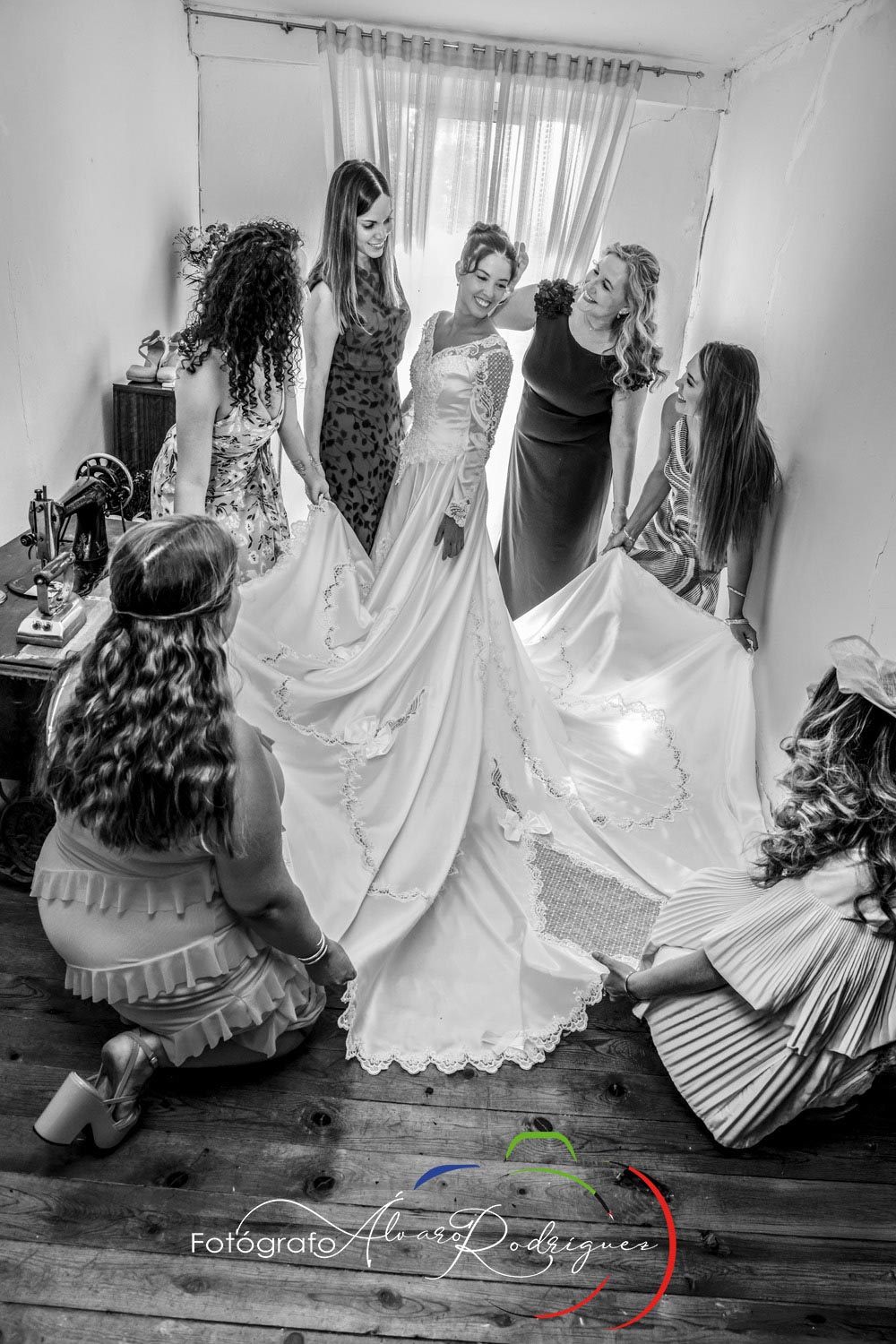 Novia con Damas de Honor en casa Vistiéndose