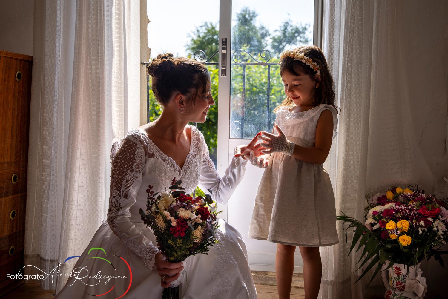 Novia Con niñas En contraluz de Ventana