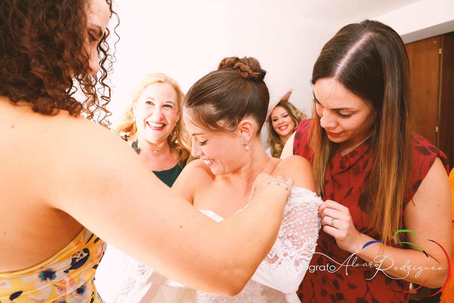 Novia rodeada de amigas vistiéndole