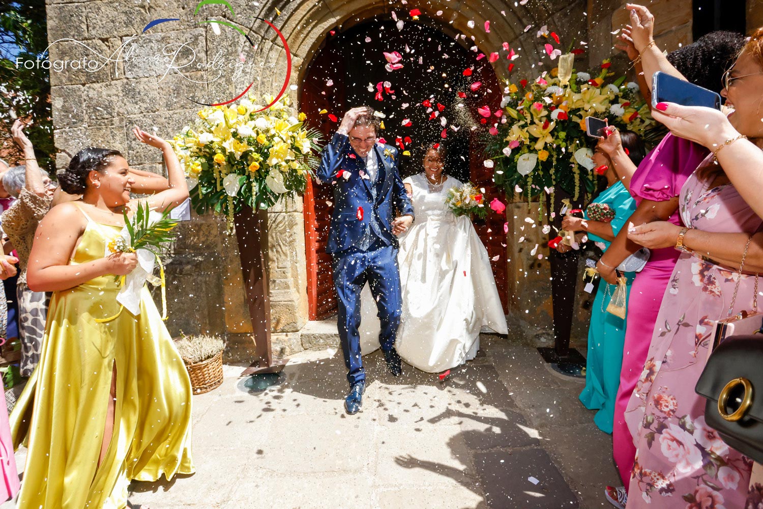 Salida de novios de la Iglesia arroz y pétalos el Espino