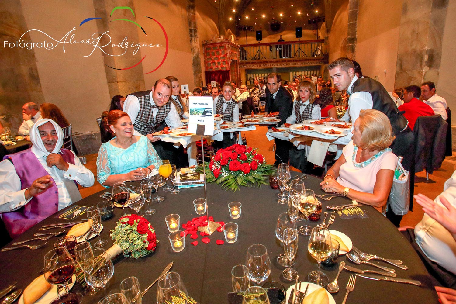 Presentación de platos a los novios En boda en San Gregorio