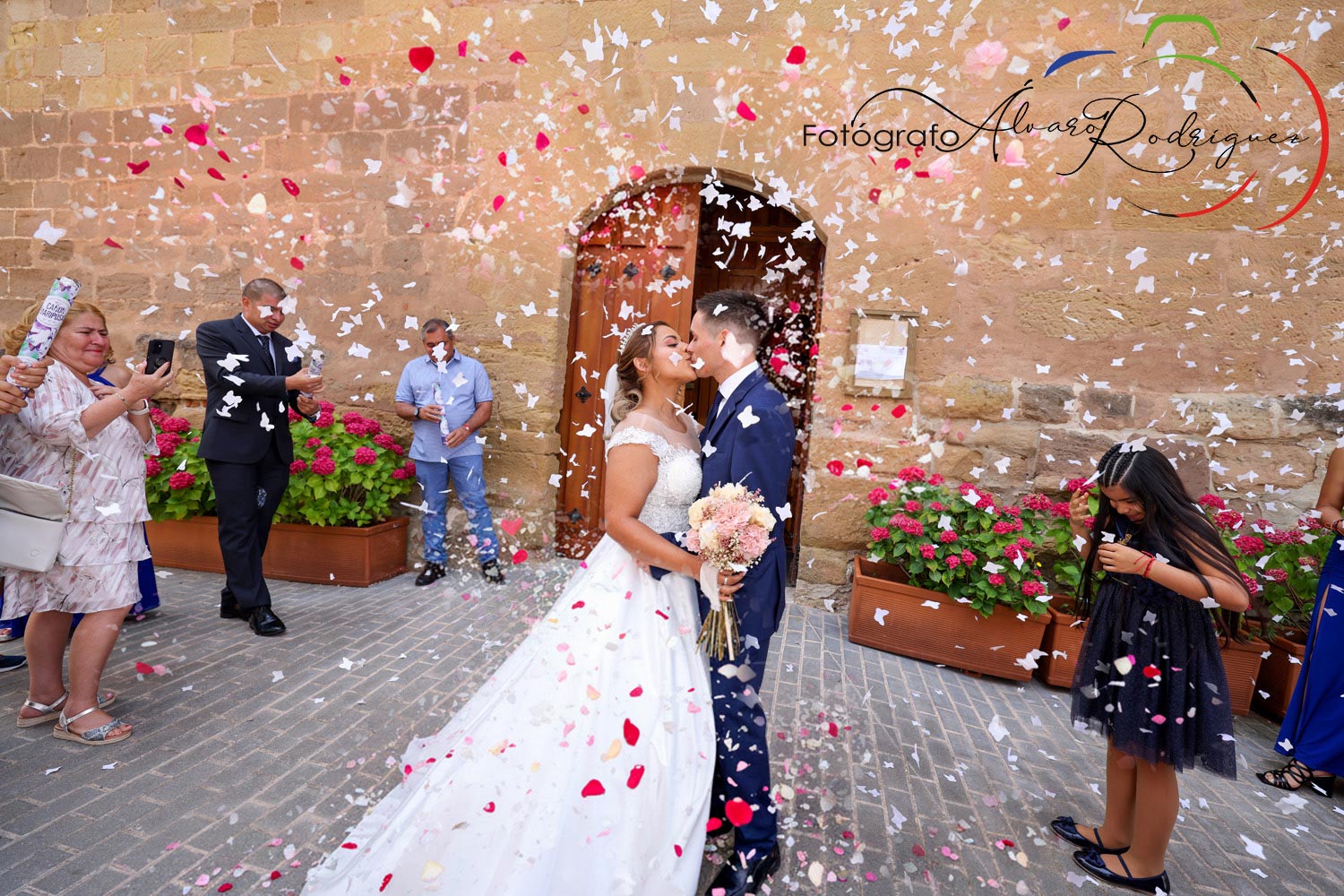 Salida arroz boda Logroño Novios Pétalos Volando