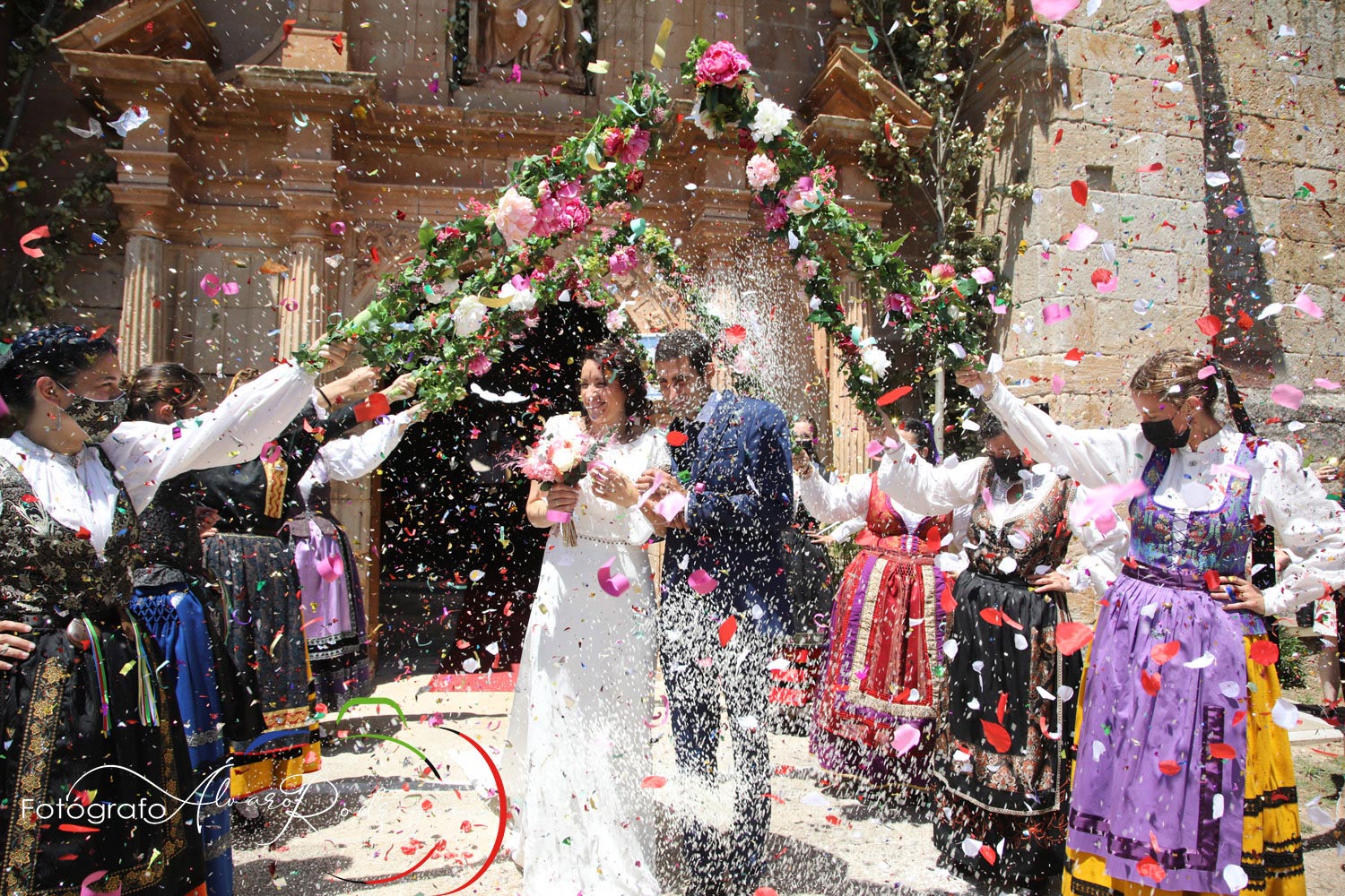 Salida de la Iglesia de novios Arroz Arco de flores