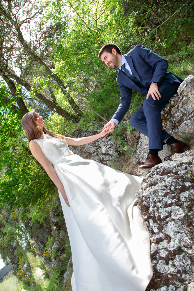 Reportaje de fotos de boda en San Saturio novios cogidos de la mano en reportaje de fotos de boda