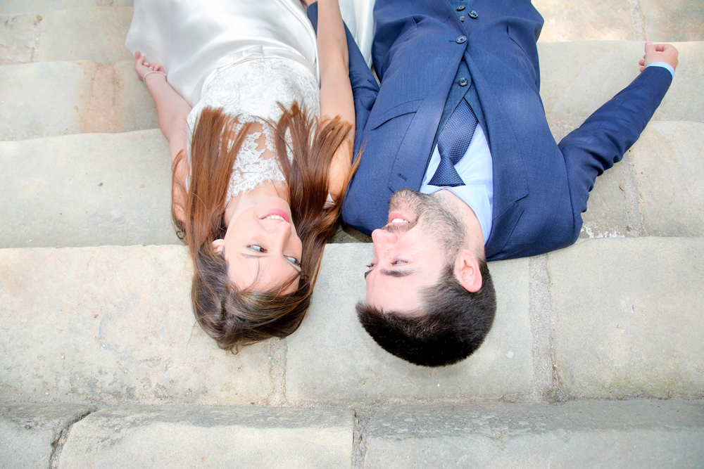 Reportaje de fotos de boda en San Saturio foto en picado de reportaje de fotos de boda en escaleras