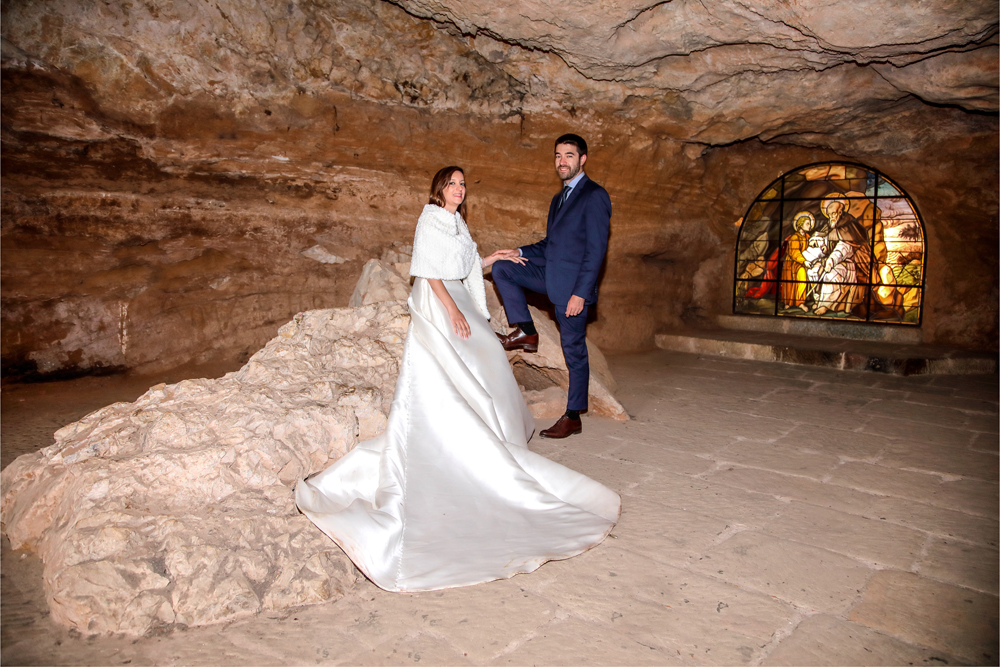 Reportaje de fotos de boda en San Saturio dentro clasica foto de boda en San Saturio junto a cristalera en la cueva