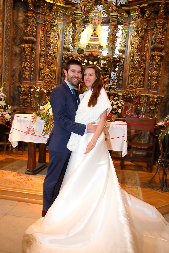 Reportaje de fotos de boda en San Saturio iglesia posado de boda en iglesia ermita de San Saturio Soria en el altar