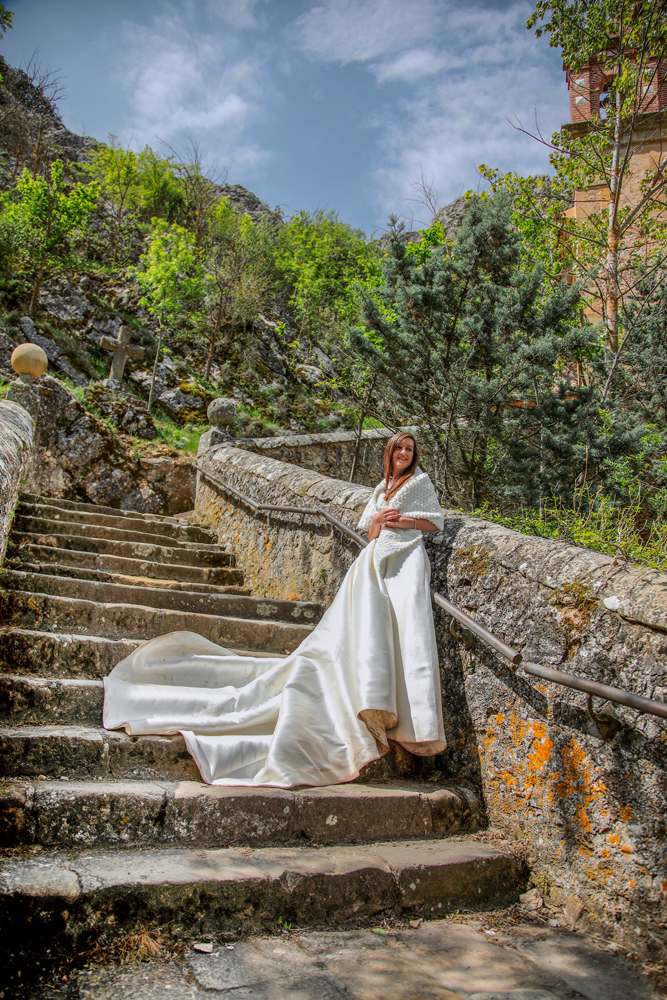 Reportaje de fotos de boda en San Saturio retoque novia posando en escaleras de San Saturio Soria.