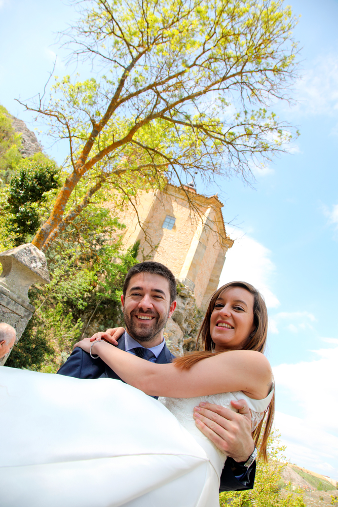 Reportaje de fotos de boda en San Saturio sentimental novia en brazos de novio en ermita de San Saturio Soria