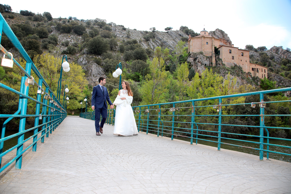 Reportaje de fotos de boda en San Saturio puente Reportaje de fotos de boda en San Saturio andando por el puente de el río Duero
