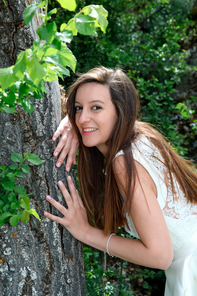 Reportaje de fotos de boda en San Saturio retrato retrato de novia posando apoyada en arbol, fotografo Alvaro Rodriguez