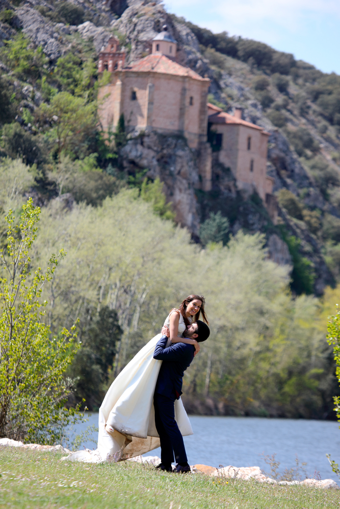 Reportaje de fotos de boda en San Saturio divertida fotografia de novios con fondo de San Saturio