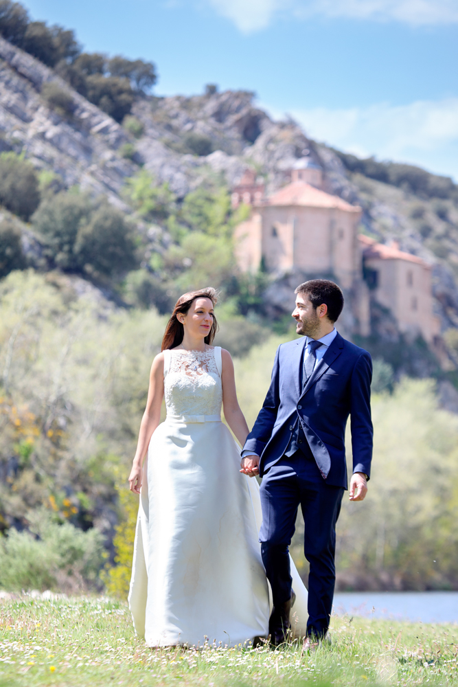 Reportaje de fotos de boda en San Saturio espontanea novios paseando con San Saturio de fondo