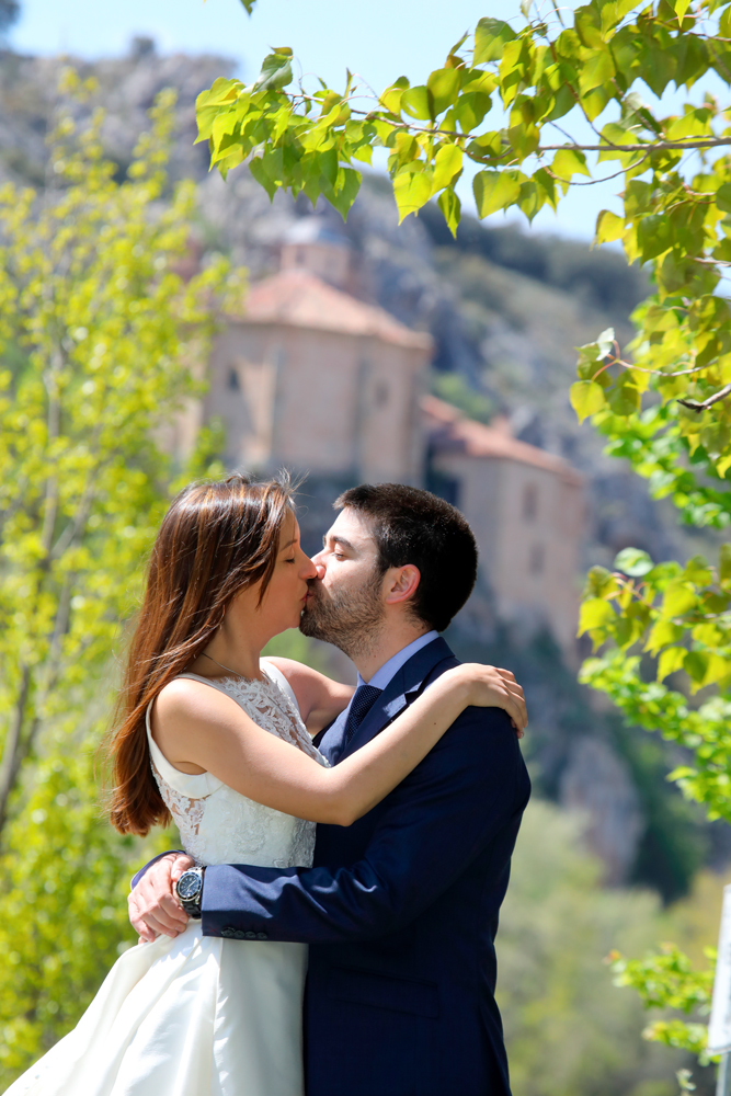 Reportaje de fotos de boda en San Saturio amor beso de novios con San saturio de fondo, teleobjetivo 400 mm