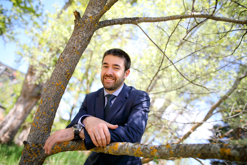 Reportaje de fotos de boda de novio retrato de novio en el rio duero Soria