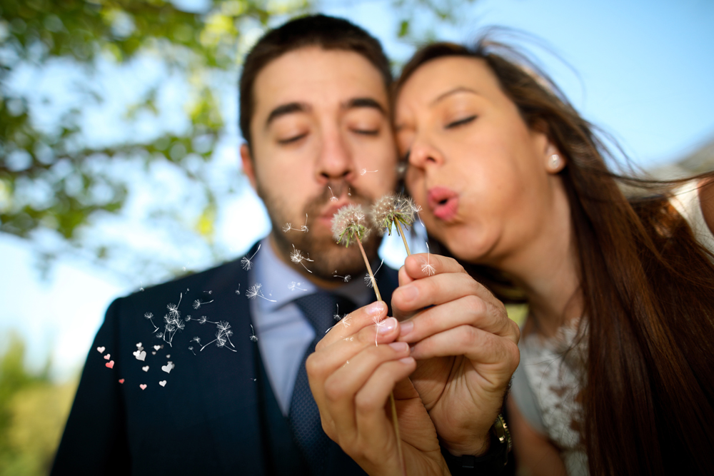 Reportaje de fotos de boda soplando león novos soplando diente de leon en el rio Duero